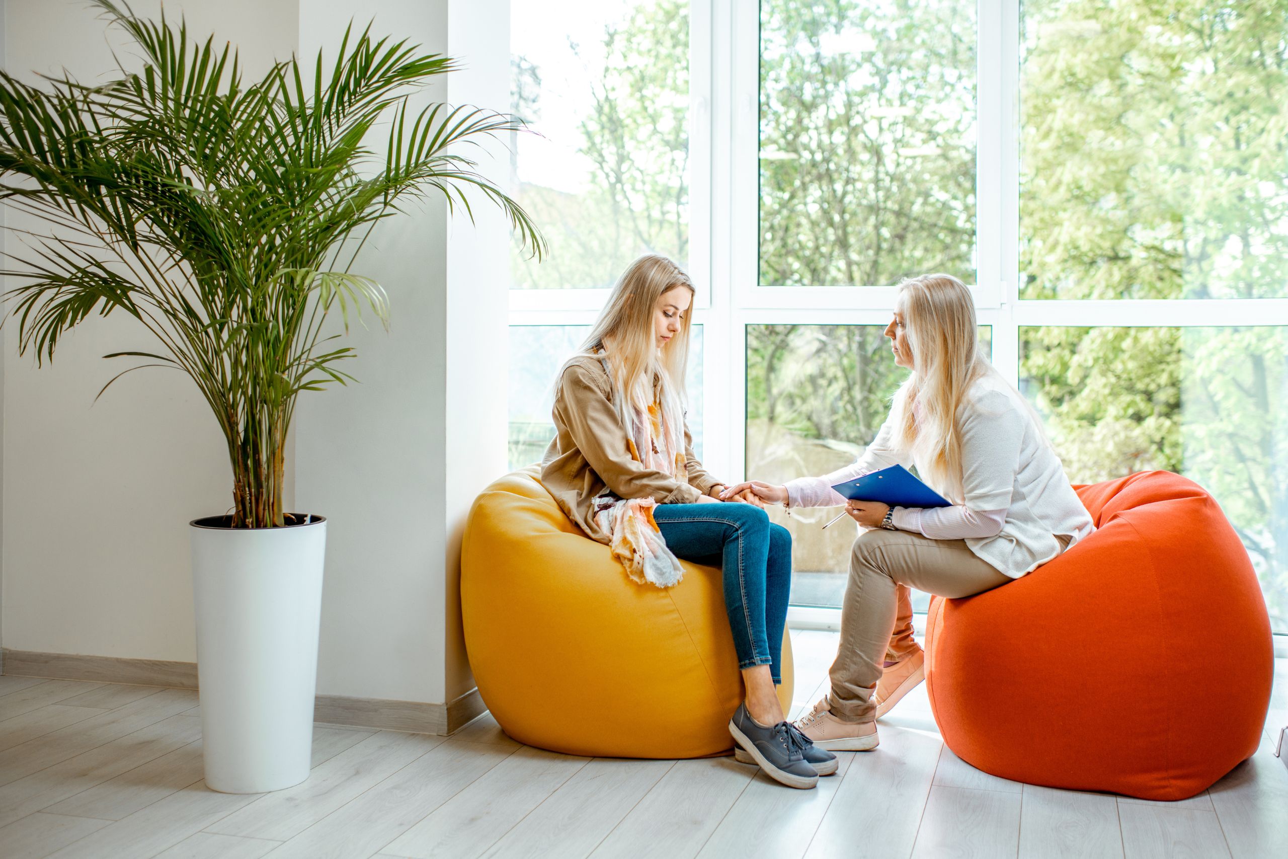 woman sitting with female therapist going over the difference of psych ward vs mental hospital