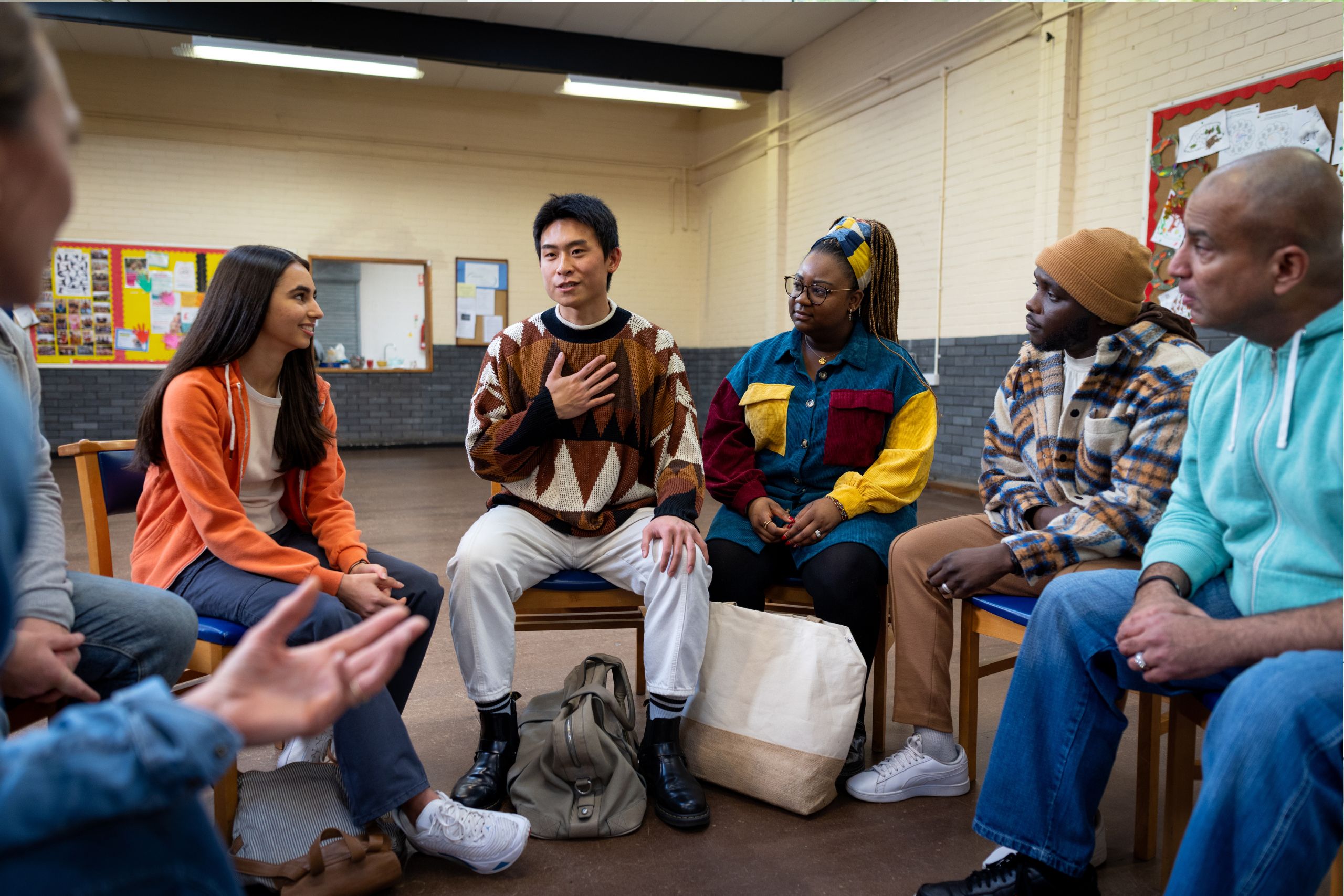 Patients sitting at mental health program talking about the differences of a psych ward vs mental hospital