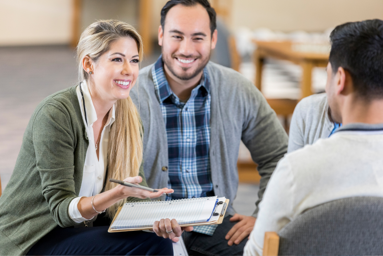 man and woman smiling after discussing can narcissistic personality disorder be treated