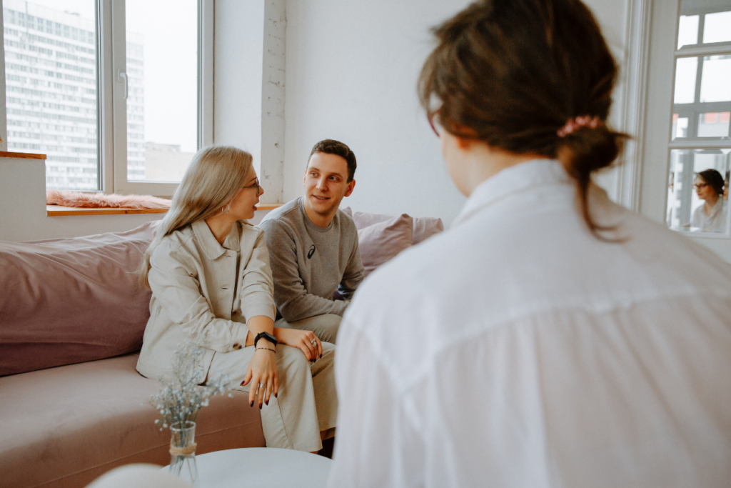 two women speaking with their therapist about how a person with bipolar thinks3