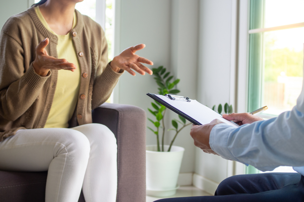 woman speaking with her therapist asking can depression cause memory loss