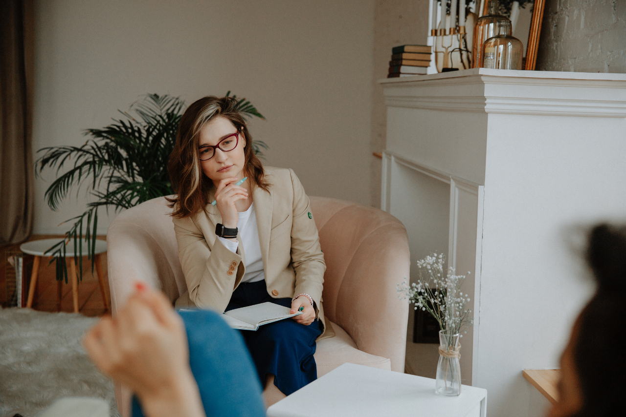 woman speaking with her therapist about the difference between mood disorder vs personality disorder