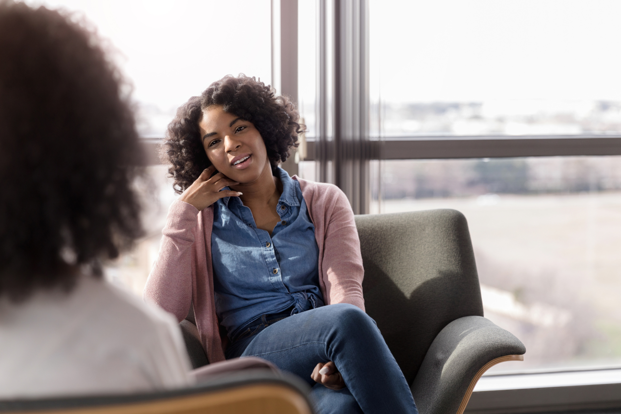 woman with her therapist going over the postpartum depression quiz